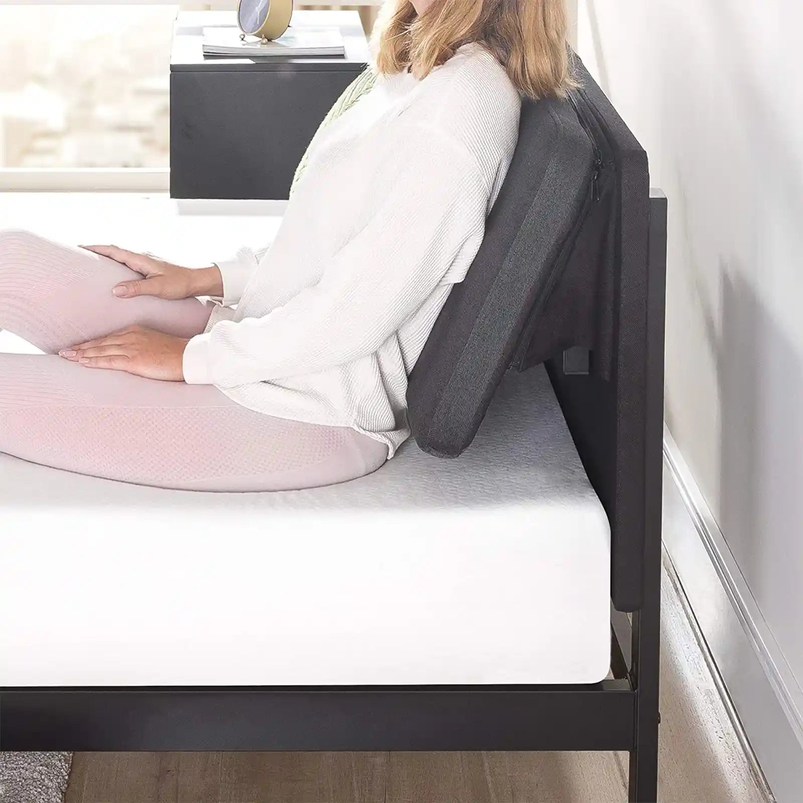 Cama con plataforma de metal con cabecera acolchada reclinable