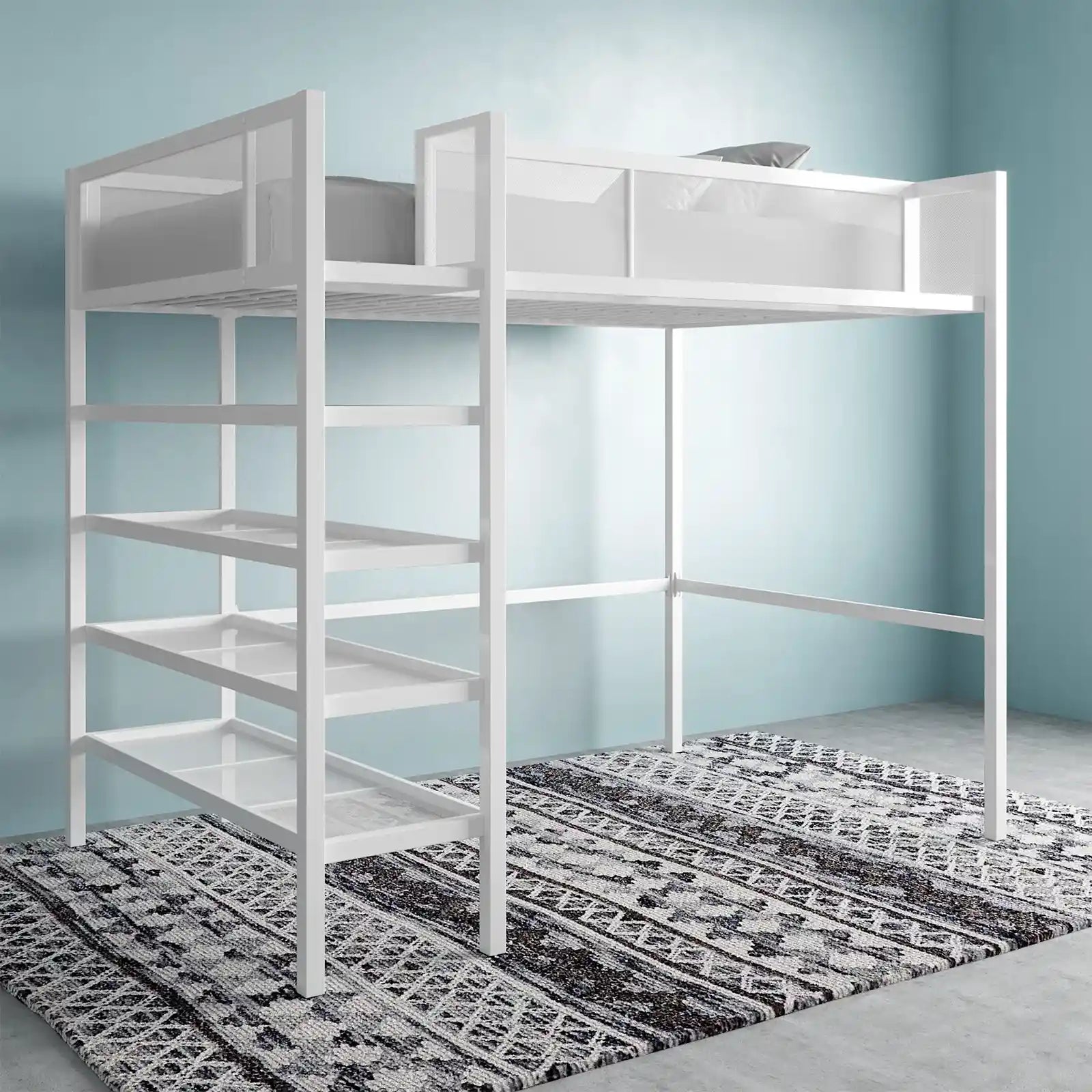 Cama alta con almacenaje de metal y estantería para libros.