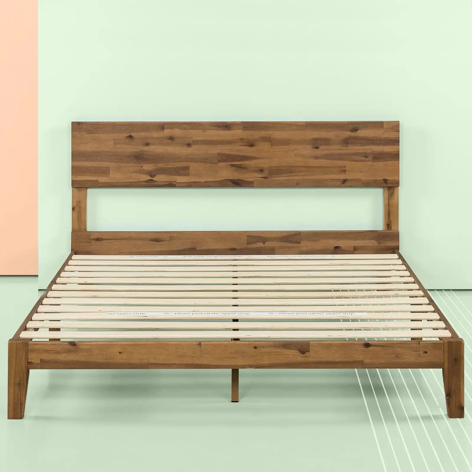 Estructura de cama con plataforma de madera y cabecera de madera